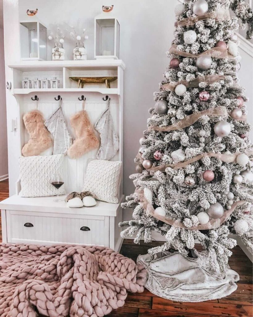 Be inspired by these beautiful and stunning Christmas decor ideas! We have a great list of gorgeous Christmas decors for indoor, outdoor, Christmas table settings ideas, DIY Christmas wreaths & Christmas trees. Christmas decorating ideas, Diy Christmas decorations, cozy Christmas, rustic Christmas, elegant Christmas.