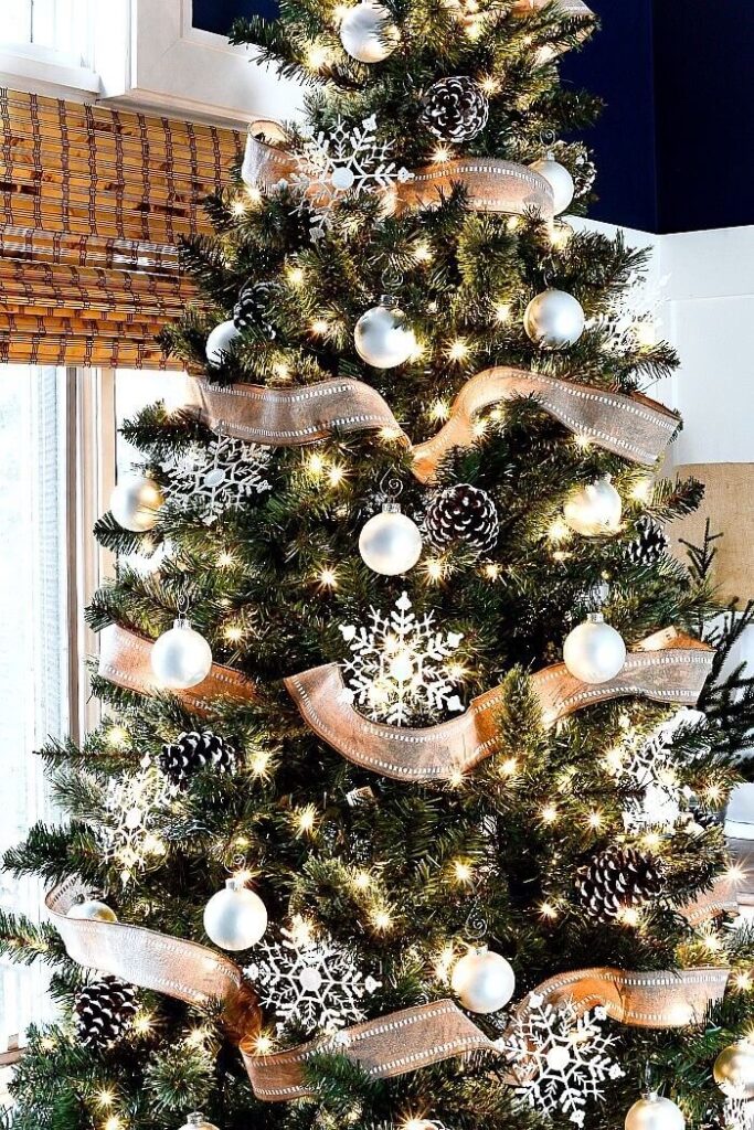 Be inspired by these beautiful and stunning Christmas decor ideas! We have a great list of gorgeous Christmas decors for indoor, outdoor, Christmas table settings ideas, DIY Christmas wreaths & Christmas trees. Christmas decorating ideas, Diy Christmas decorations, cozy Christmas, rustic Christmas, elegant Christmas.