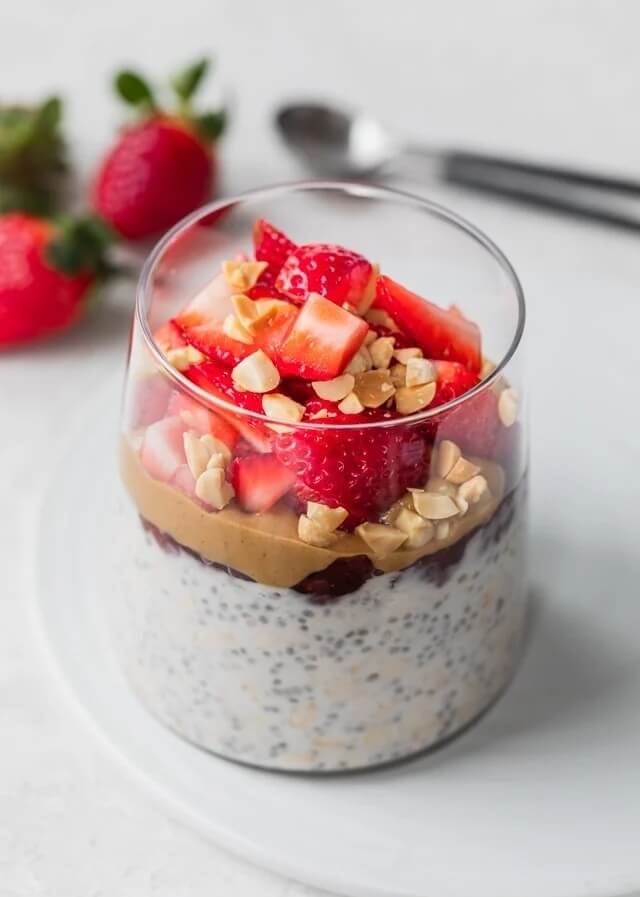 Looking for a filling, yummy, sweet, and quick meal for breakfast? Then you have to try our list of healthy overnight oats recipe ideas!