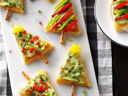 Are you looking for simple Christmas snack ideas to keep your family and friends entertained while they wait for dinner? Here are some sweet and savory Christmas snacks that will certainly spice up your holiday celebrations!