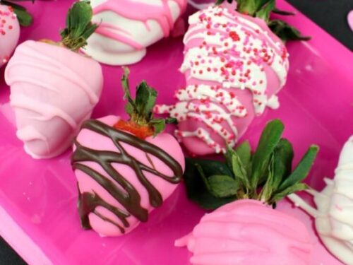 These lovely and adorable Valentine's day treat ideas are sure to wow your significant other! Find chocolate truffles, French macarons, and other Valentine's Day delicacies here!