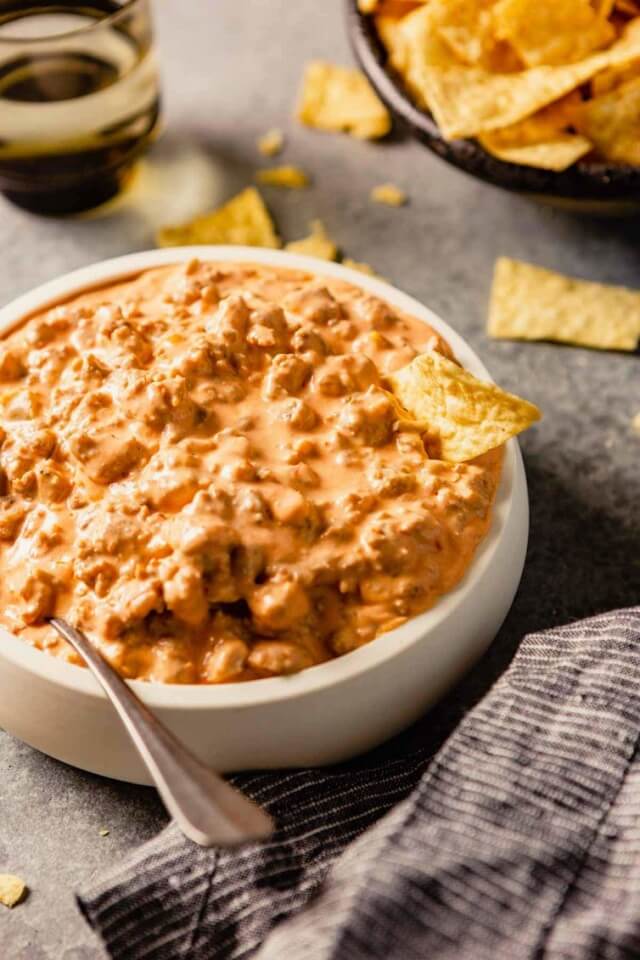 These fun and delectable Super Bowl dips are what you need for a winning game-day party! Find queso dip, cheesy bacon, dill dip, and more here!