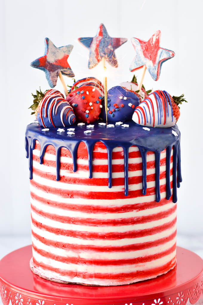 Everyone will be impressed by this 20 easy 4th of July party food ideas! From BBQ to appetizers to desserts and more, serving a large crowd has never been easier!