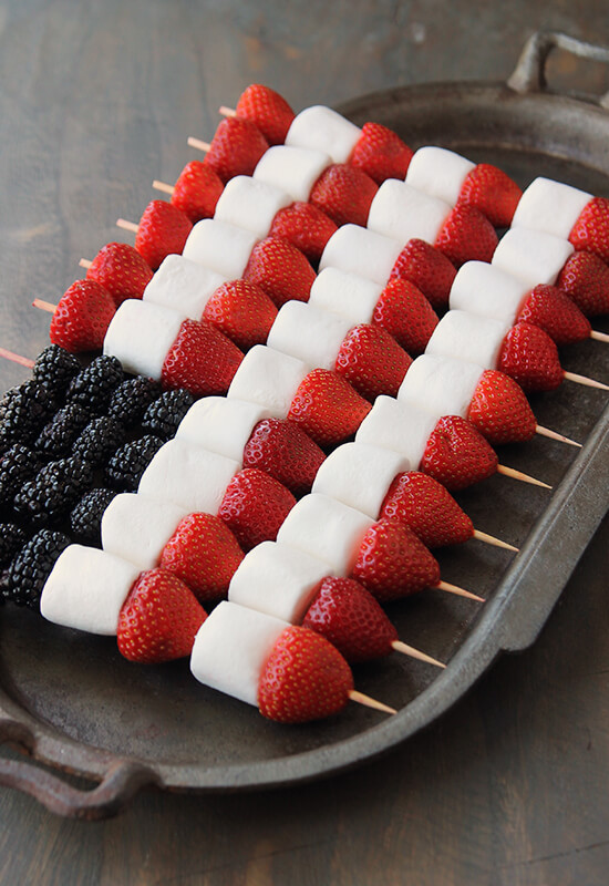 Everyone will be impressed by this 20 easy 4th of July party food ideas! From BBQ to appetizers to desserts and more, serving a large crowd has never been easier!