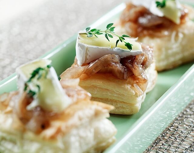 Caramelized Onions and Brie on Puff Pastry: Looking for mouthwatering Easter delights that are completely vegetarian? You're in for a treat! Check out our fantastic collection of Easter vegetarian recipes that'll satisfy all taste buds. Get ready to indulge in deliciousness! #EasterVeggieFeast #EasterVegetarian